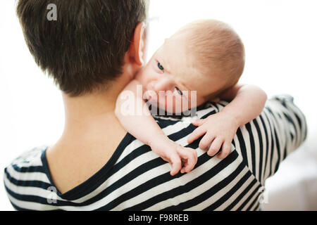 Papa désespéré holding newborn fille à la maison Banque D'Images