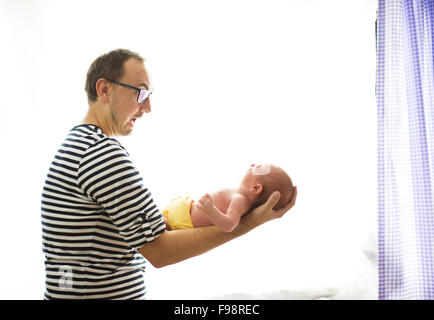 Papa désespéré holding newborn fille à la maison Banque D'Images