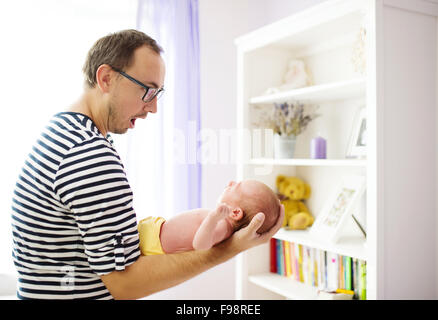 Papa désespéré holding newborn fille à la maison Banque D'Images