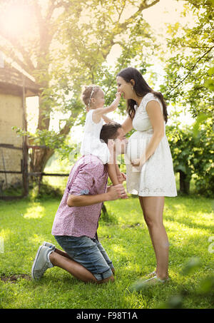 Happy pregnant couple dans jardin près de la vieille ferme Banque D'Images