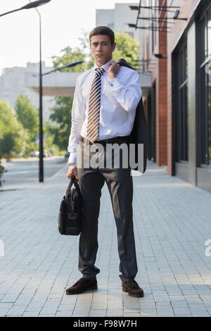 Portrait d'un beau portrait dans un environnement urbain Banque D'Images
