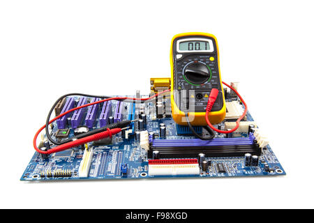 Multimètre et carte de circuit imprimé sur fond blanc Banque D'Images