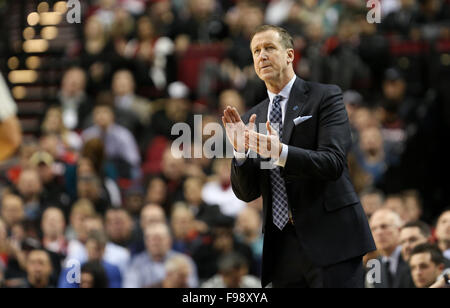 Portland, Oregon, USA. 14 Décembre, 2015. TERRY STOTTS félicite un jeu. Les Trail Blazers de Portland a accueilli la Nouvelle Orléans Pélicans au Moda Center sur Décembre 14th, 2015. 14 Décembre, 2015. Photo de David Blair Crédit : David Blair/ZUMA/Alamy Fil Live News Banque D'Images