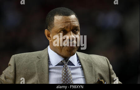 Portland, Oregon, USA. 14 Décembre, 2015. ALVIN GENTRY porte sur son banc. Les Trail Blazers de Portland a accueilli la Nouvelle Orléans Pélicans au Moda Center sur Décembre 14th, 2015. 14 Décembre, 2015. Photo de David Blair Crédit : David Blair/ZUMA/Alamy Fil Live News Banque D'Images