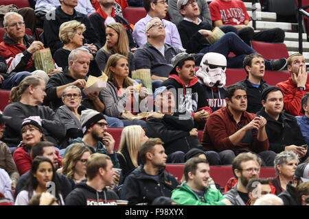 Portland, Oregon, USA. 14 Décembre, 2015. Un ventilateur porte un storm trooper helment au cours de la guerre des étoiles la nuit. Les Trail Blazers de Portland a accueilli la Nouvelle Orléans Pélicans au Moda Center sur Décembre 14th, 2015. 14 Décembre, 2015. Photo de David Blair Crédit : David Blair/ZUMA/Alamy Fil Live News Banque D'Images