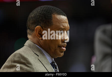 Portland, Oregon, USA. 14 Décembre, 2015. ALVIN GENTRY porte sur son banc. Les Trail Blazers de Portland a accueilli la Nouvelle Orléans Pélicans au Moda Center sur Décembre 14th, 2015. 14 Décembre, 2015. Photo de David Blair Crédit : David Blair/ZUMA/Alamy Fil Live News Banque D'Images