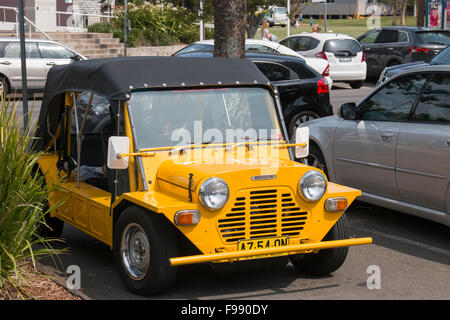 Mini moke jaune motor voiture garée au nord de Sydney, Australie Banque D'Images