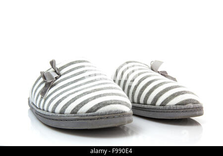 Paire de chaussons gris sur fond blanc Banque D'Images