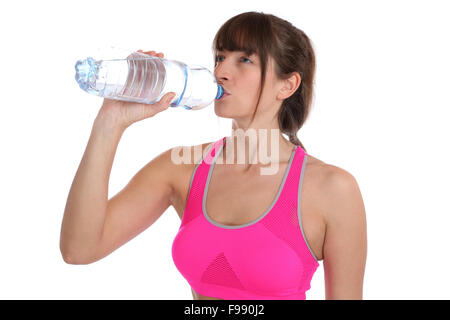 Jeune femme de remise en forme de l'eau potable à la formation d'entraînement sportif isolé sur fond blanc Banque D'Images