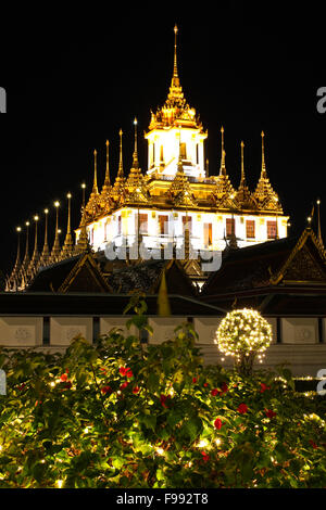 Loha Prasat Metal Palace à Wat ratchanadda de nuit, Bangkok, Thaïlande Banque D'Images