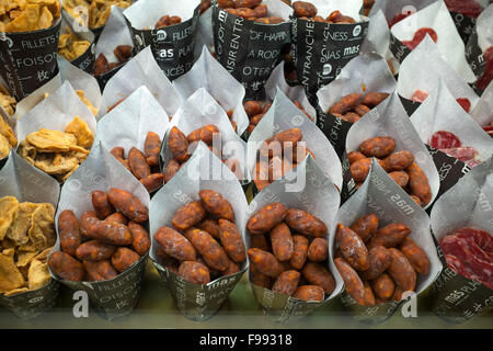 La nourriture en vente au marché de San Miguel à Madrid Banque D'Images