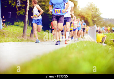 Groupe de coureurs de marathon non identifiés en cours d'exécution, de détails sur les jambes Banque D'Images