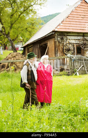 Portrait plein air de vieux paysans couple standing par leur ferme Banque D'Images