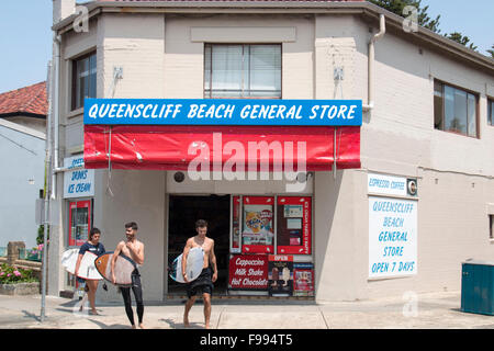 Trois ados jeunes hommes la position à queenscliff beach avec leurs planches, Australie Banque D'Images