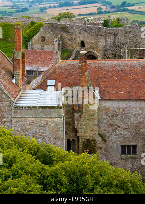 Vue sur les murs de pierre de château de Carisbrooke une motte et bailey château près de Newport Ile de Wight Angleterre UK Banque D'Images