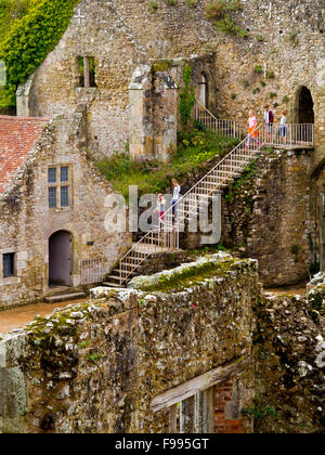 Vue sur les murs de pierre de château de Carisbrooke une motte et bailey château près de Newport Ile de Wight Angleterre UK Banque D'Images