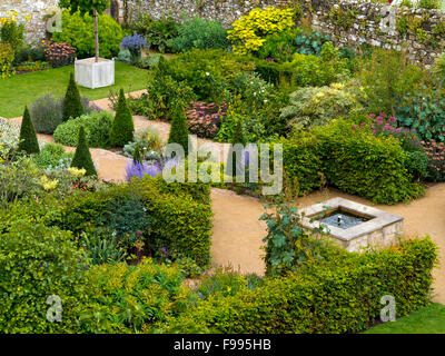 Vue sur le jardin de château de Carisbrooke une motte et bailey château près de Newport Ile de Wight Angleterre UK Banque D'Images