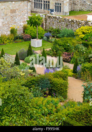 Vue sur le jardin de château de Carisbrooke une motte et bailey château près de Newport Ile de Wight Angleterre UK Banque D'Images