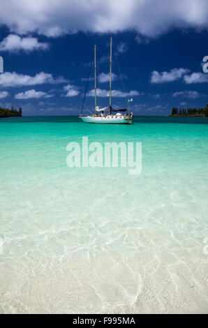 L'île des Pins' Kanumera Bay offre un cadre idyllique, turquoise anchorage pour visiter yachts. Banque D'Images