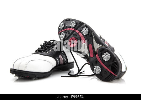 Chaussures de golf sur un fond blanc Banque D'Images