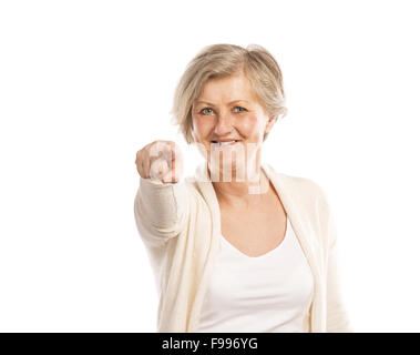 Portrait of a senior woman pointant à l'appareil photo, isolé sur fond blanc Banque D'Images