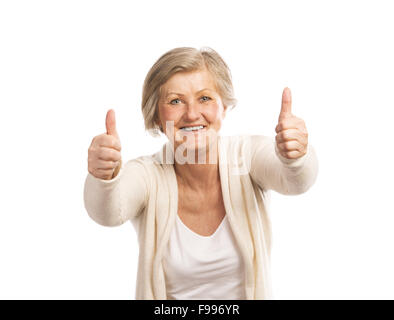 Portrait of a happy senior womanwith Thumbs up isolé sur fond blanc Banque D'Images