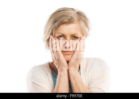 Hauts femme souffrant de maux, isolé sur fond blanc Banque D'Images