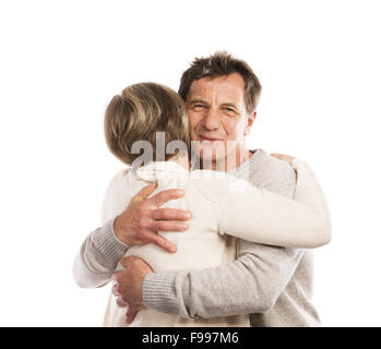 Studio portrait of happy seniors couple hugging. Isolé sur fond blanc. Banque D'Images