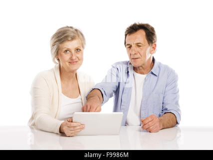 Couple using tablet, isolé sur fond blanc Banque D'Images