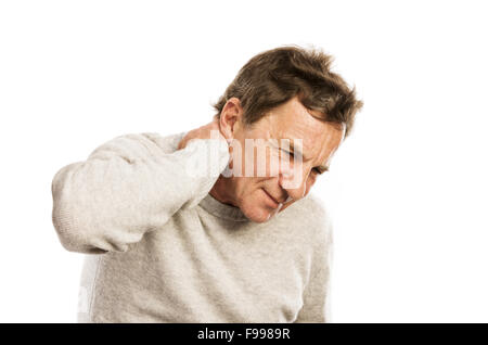 Hauts homme souffrant d'une douleur au cou, isolé sur fond blanc Banque D'Images