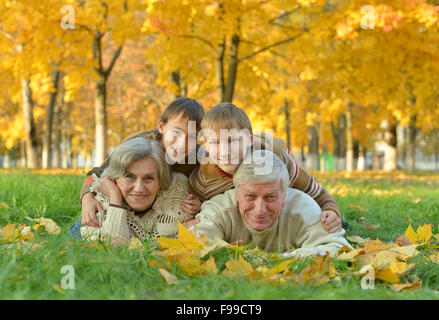 Les grands-parents et petits-enfants dans le parc Banque D'Images