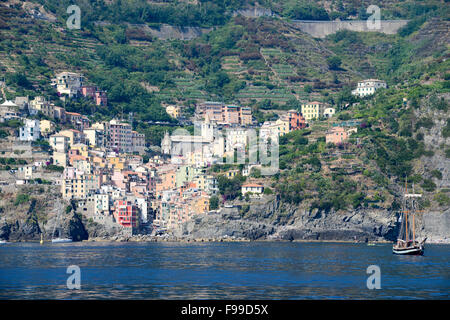 Fisherman Village Riomaggiore est un des cinq villages colorés de célèbres Cinque Terre en Italie, suspendue entre mer et terre o Banque D'Images