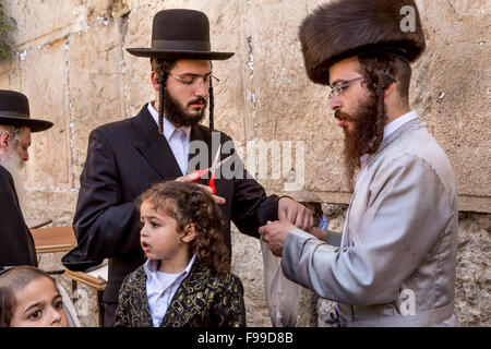 Un Juif orthodoxe Upsherin cérémonie au mur occidental à Jérusalem, Israël, Moyen Orient. Banque D'Images