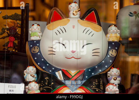 TOKYO, JAPON - 27 juin 2015 : Maneki-neko, chat porte-bonheur japonais du prince, à l'affiche dans une boutique dans le quartier d'Asakusa, Tokyo. Banque D'Images