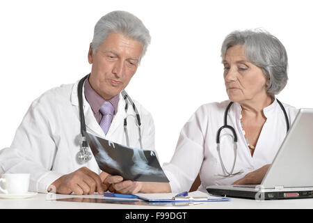 Doctors with stethoscopes looking at x-ray Banque D'Images