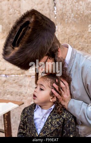 Un Juif orthodoxe Upsherin cérémonie au mur occidental à Jérusalem, Israël, Moyen Orient. Banque D'Images