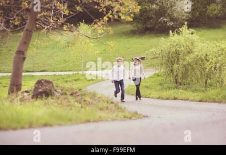 Jeune beau couple de prendre une marche dans Green Park Banque D'Images