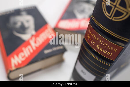 Munich, Allemagne. Dec 11, 2015. La colonne vertébrale d'une édition d'Adolf Hitler livre 'Mein Kampf', qui a été publié sur l'anniversaire de Hitler en 1939, le long de avec d'autres éditions des années 1930, photographiés à l'Institut für Zeitgeschichte (IfZ, Institut d'Histoire contemporaine) à Munich (Allemagne), 11 décembre 2015. PHOTO : MATTHIAS BALK/DPA/Alamy Live News Banque D'Images