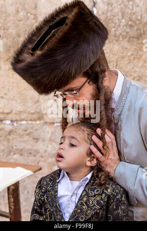 Un Juif orthodoxe Upsherin cérémonie au mur occidental à Jérusalem, Israël, Moyen Orient. Banque D'Images