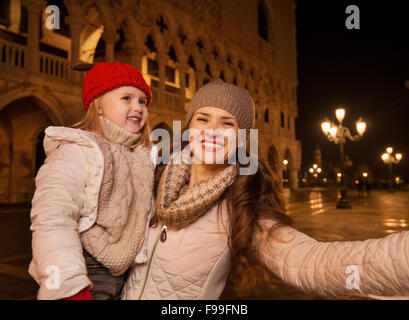 Maison de vacances famille voyage à Venise, Italie peut modifier l'ensemble de l'expérience de Noël. Heureuse Mère avec enfant prenant tout en selfies stan Banque D'Images