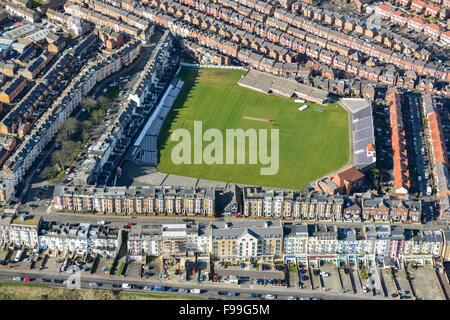 Une vue aérienne de la route maritime du Nord, un terrain de cricket au sol à Scarborough, Yorkshire du Nord Banque D'Images