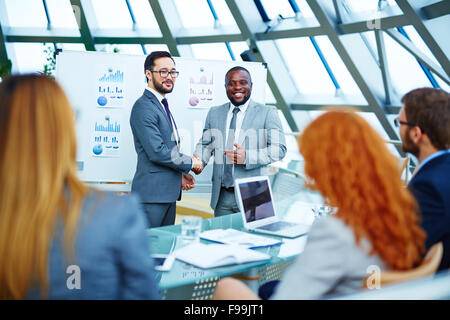 Les hommes d'Asie et d'Afrique et d'employés de bureau dans Banque D'Images
