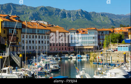 Marina dans la ville de Llanes, Espagne Banque D'Images