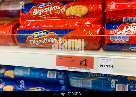 Offre de prix réduits des biscuits dans un supermarché, UK Banque D'Images