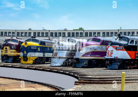 Regroupement de cinq Streamliners autour de Roundhouse au North Carolina Transportation Museum Spencer, NC Banque D'Images