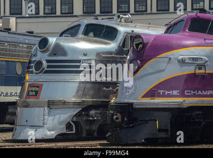 Profil du Silver Pilot et des Champaign Streamliners garés autour de la Roundhouse pendant la journée au North Carolina Transportation Museum Banque D'Images