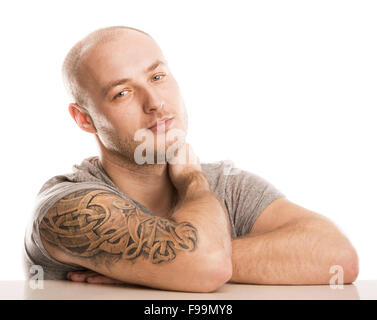 Beau jeune homme avec tatouage, isolé sur blanc. Banque D'Images