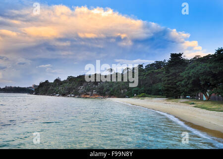 Plage de sable à Port de Sydney Cove intérieur historique proche station de quarantaine au coucher du soleil Banque D'Images