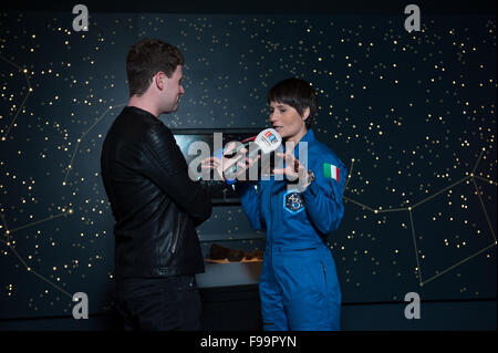 Edinburgh, Royaume-Uni. 15 Décembre, 2015. L'astronaute italien de l'ESA Samantha Cristoforetti, comme une célébration de l'Écosse dans le rôle de l'astronaute britannique Tim Peake a pour mission à la station spatiale internationale, assiste à un photocall au Musée National d'Écosse à Édimbourg, Royaume-Uni. Credit : Roberto Ricciuti/Alamy Live News Banque D'Images