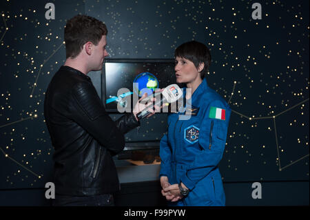 Edinburgh, Royaume-Uni. 15 Décembre, 2015. L'astronaute italien de l'ESA Samantha Cristoforetti, comme une célébration de l'Écosse dans le rôle de l'astronaute britannique Tim Peake a pour mission à la station spatiale internationale, assiste à un photocall au Musée National d'Écosse à Édimbourg, Royaume-Uni. Credit : Roberto Ricciuti/Alamy Live News Banque D'Images